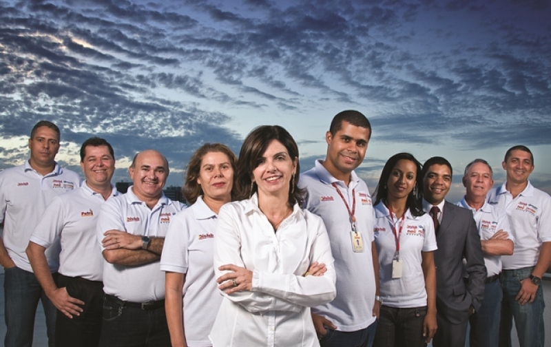 Ed.15 - Matéria:Trabalho em equipe - Cláudia Carrilho, tendo a sua esquerda em primeiro plano Rogério Fonseca e equipe de líderes. Foto Bosco Lacerda.