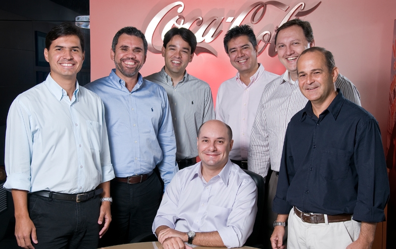 Ed.14 - Matéria:A fórmula da Coca-Cola - Luiz Delfim, sentado. Ele tem a empresa na palma da mão. Foto de Bosco Lacerda.