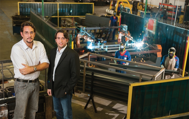 Ed.24 - Mat�ria: E o caranguejo venceu o Drag�o - A metal�rgica pernambucana Metalshop conseguiu tecnologia capas de competir e vencer os produtos chineses. Na foto os s�cios Andr� Montenegro e Fernando Filho. Foto de Bosco Lacerda.